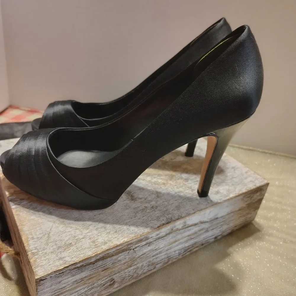 EUC White House Black Market Heels Size 9